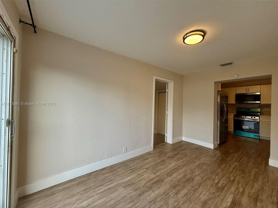 Activo con contrato: $2,800 (3 camas, 1 baños, 893 Pies cuadrados)