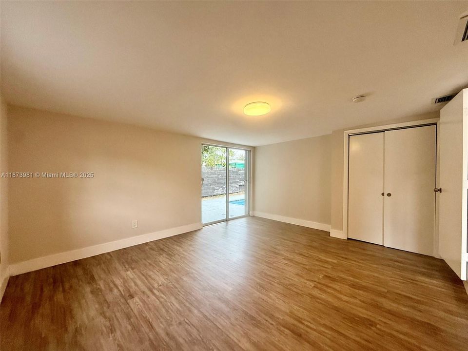 Activo con contrato: $2,800 (3 camas, 1 baños, 893 Pies cuadrados)