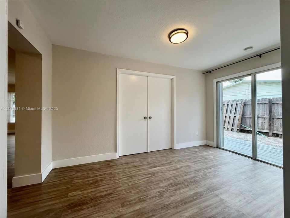 Activo con contrato: $2,800 (3 camas, 1 baños, 893 Pies cuadrados)