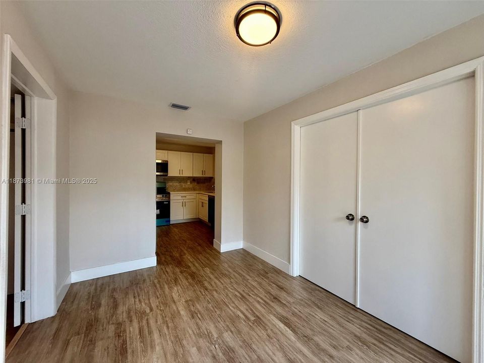 Activo con contrato: $2,800 (3 camas, 1 baños, 893 Pies cuadrados)