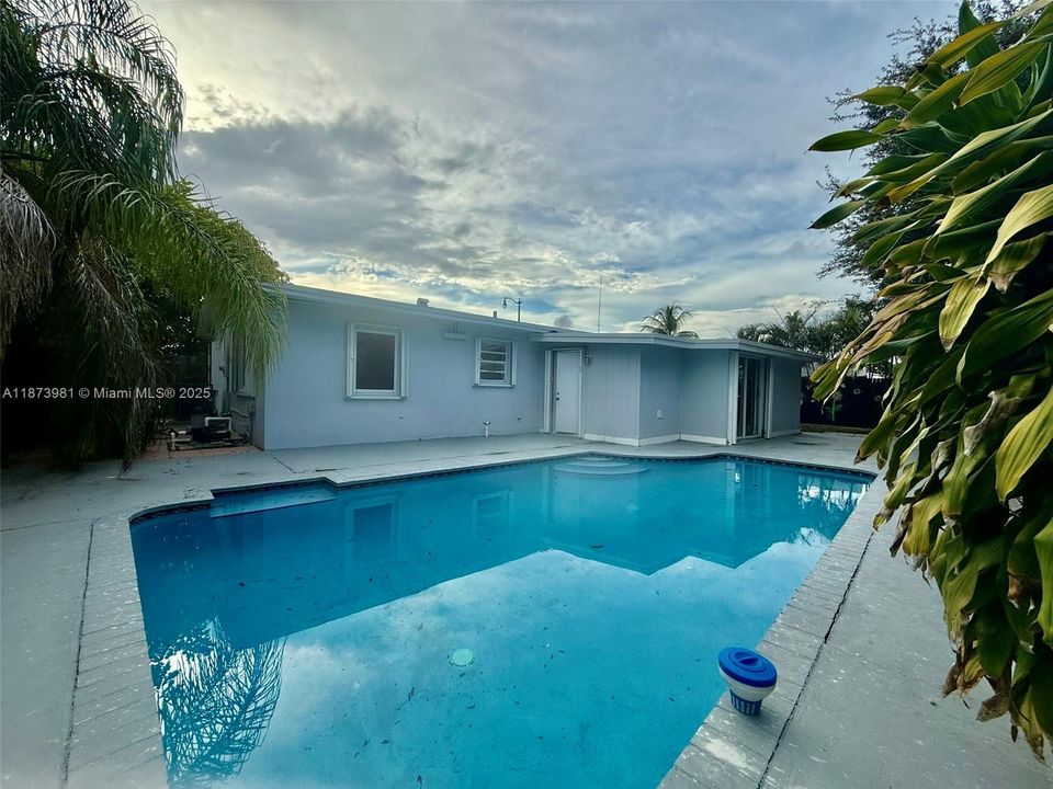 Activo con contrato: $2,800 (3 camas, 1 baños, 893 Pies cuadrados)