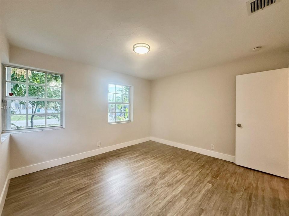 Activo con contrato: $2,800 (3 camas, 1 baños, 893 Pies cuadrados)