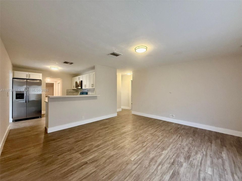 Activo con contrato: $2,800 (3 camas, 1 baños, 893 Pies cuadrados)