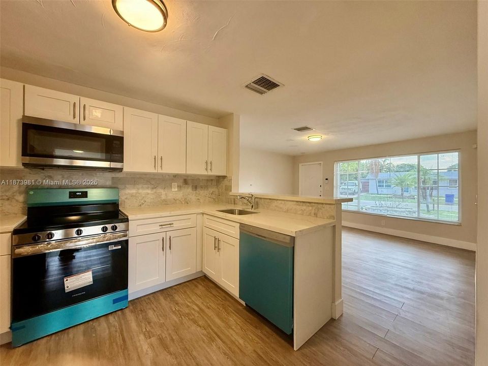 Activo con contrato: $2,800 (3 camas, 1 baños, 893 Pies cuadrados)