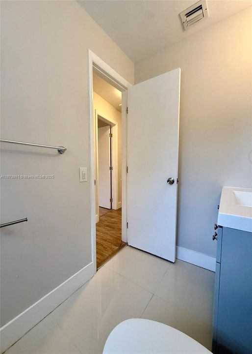 Activo con contrato: $2,800 (3 camas, 1 baños, 893 Pies cuadrados)