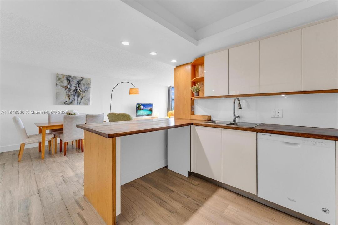 合同活跃: $274,900 (2 贝兹, 2 浴室, 1075 平方英尺)