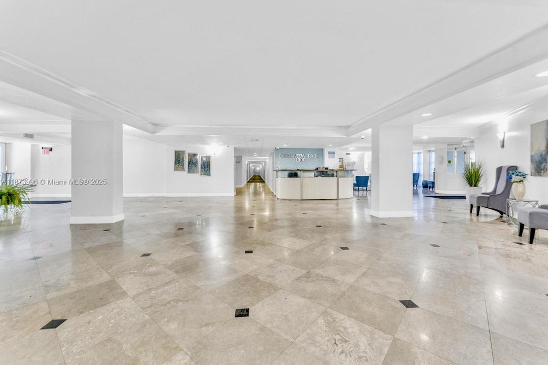 合同活跃: $274,900 (2 贝兹, 2 浴室, 1075 平方英尺)