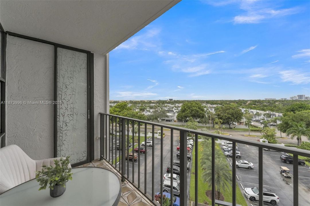 合同活跃: $274,900 (2 贝兹, 2 浴室, 1075 平方英尺)