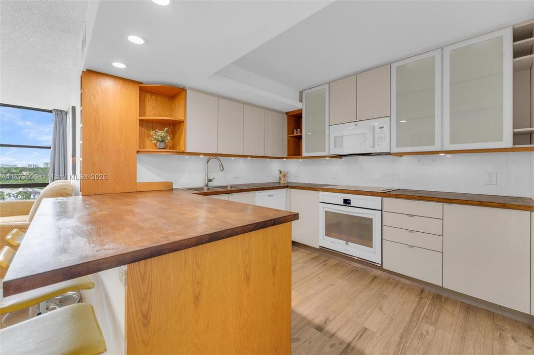 合同活跃: $274,900 (2 贝兹, 2 浴室, 1075 平方英尺)