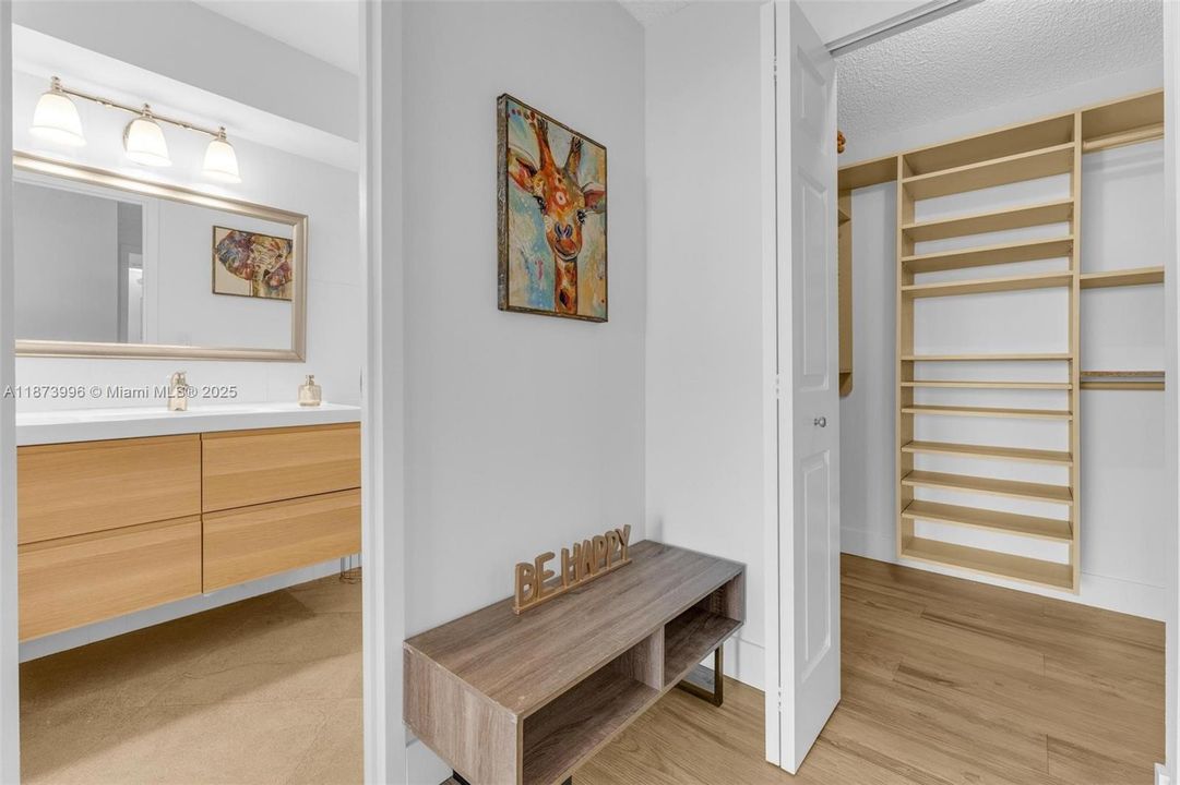 合同活跃: $274,900 (2 贝兹, 2 浴室, 1075 平方英尺)