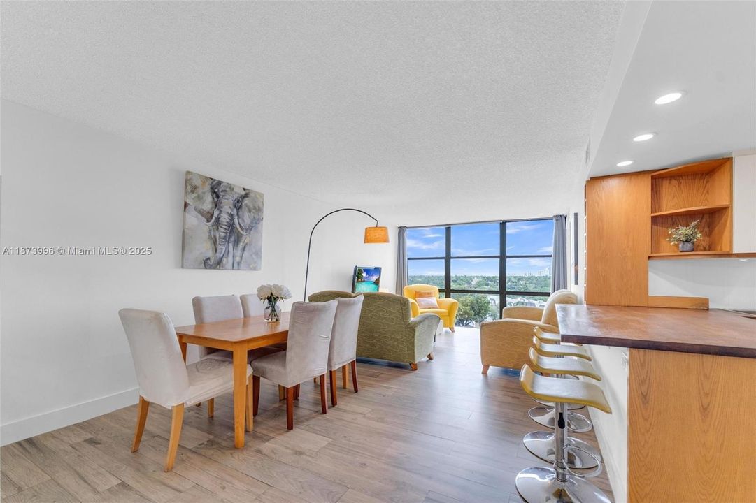 合同活跃: $274,900 (2 贝兹, 2 浴室, 1075 平方英尺)