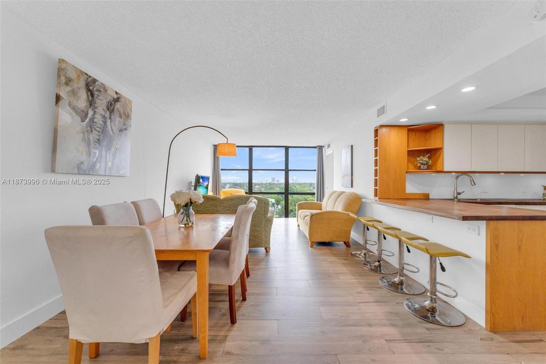 合同活跃: $274,900 (2 贝兹, 2 浴室, 1075 平方英尺)