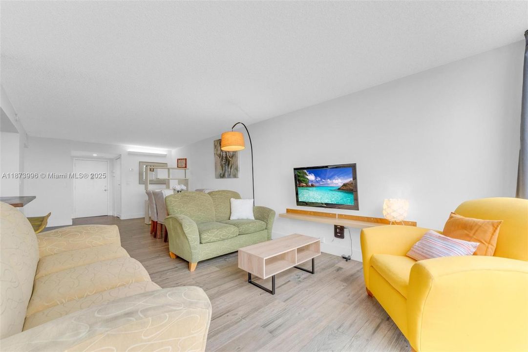 合同活跃: $274,900 (2 贝兹, 2 浴室, 1075 平方英尺)