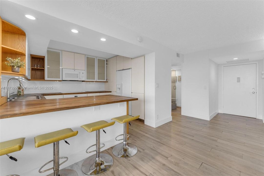 合同活跃: $274,900 (2 贝兹, 2 浴室, 1075 平方英尺)