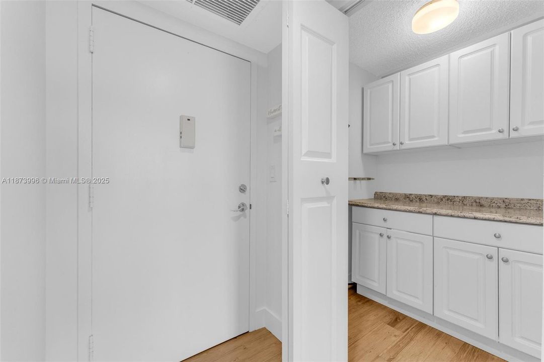 合同活跃: $274,900 (2 贝兹, 2 浴室, 1075 平方英尺)