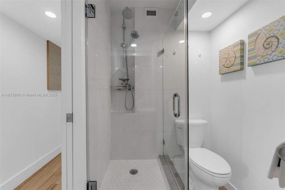 合同活跃: $274,900 (2 贝兹, 2 浴室, 1075 平方英尺)