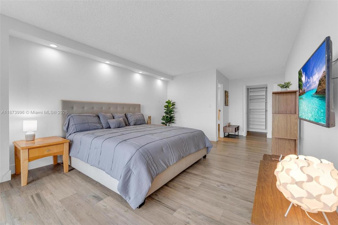 合同活跃: $274,900 (2 贝兹, 2 浴室, 1075 平方英尺)