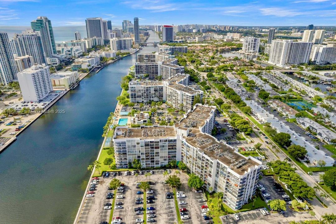 合同活跃: $274,900 (2 贝兹, 2 浴室, 1075 平方英尺)