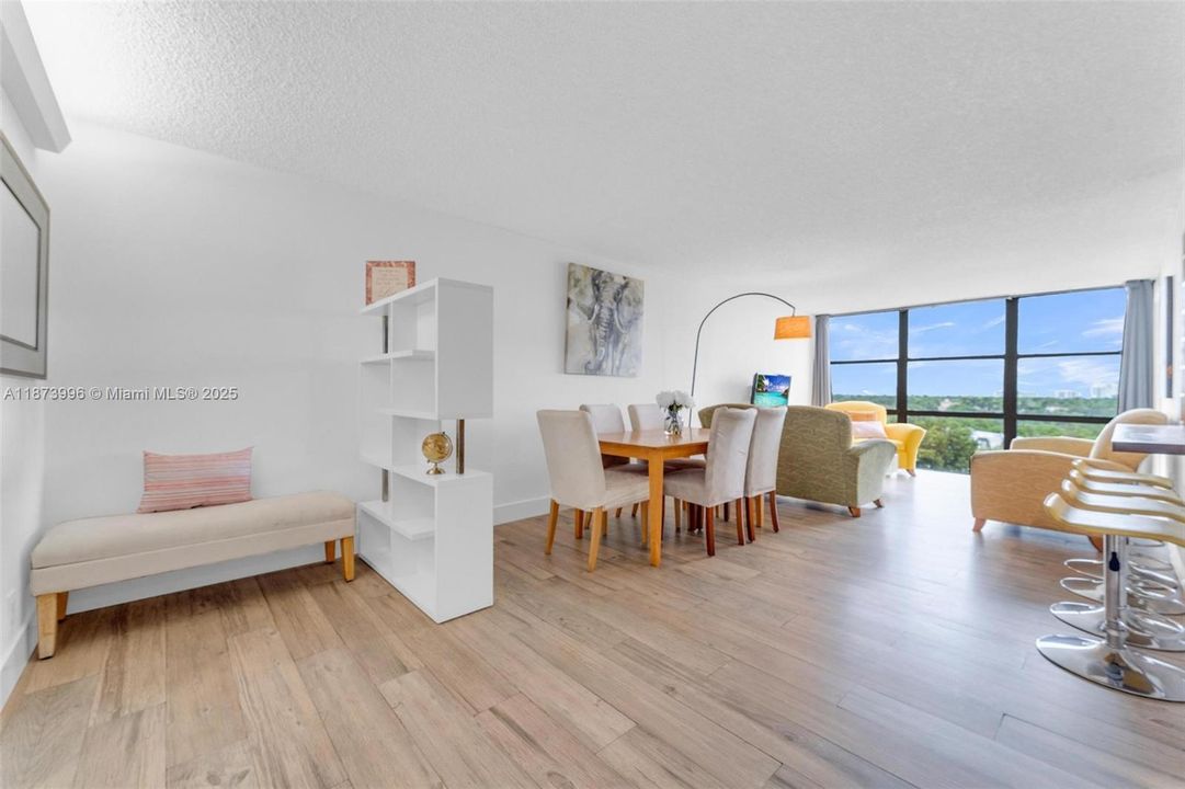 合同活跃: $274,900 (2 贝兹, 2 浴室, 1075 平方英尺)