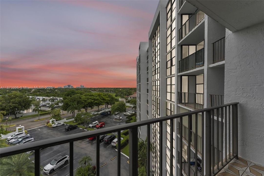 合同活跃: $274,900 (2 贝兹, 2 浴室, 1075 平方英尺)