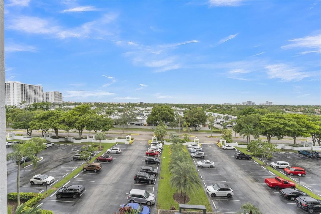 合同活跃: $274,900 (2 贝兹, 2 浴室, 1075 平方英尺)