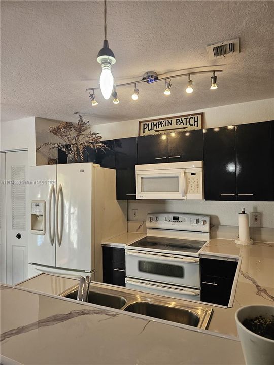 For Sale: $389,999 (3 beds, 2 baths, 1440 Square Feet)