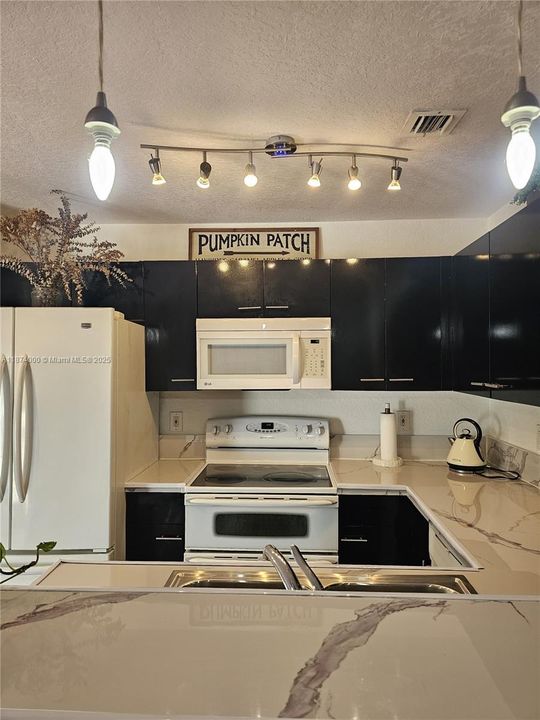 For Sale: $389,999 (3 beds, 2 baths, 1440 Square Feet)