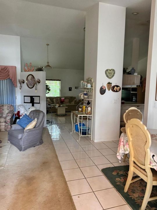Activo con contrato: $520,000 (3 camas, 2 baños, 1867 Pies cuadrados)