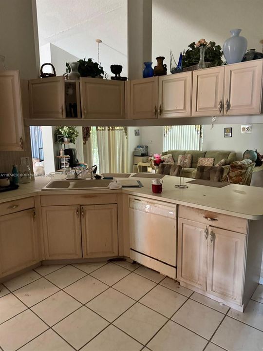 Activo con contrato: $520,000 (3 camas, 2 baños, 1867 Pies cuadrados)