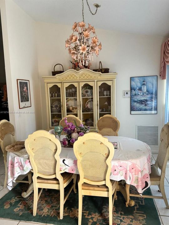 Activo con contrato: $520,000 (3 camas, 2 baños, 1867 Pies cuadrados)