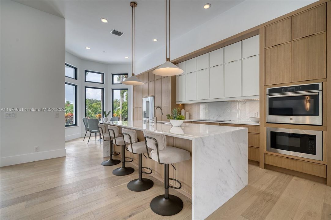 Vendido Recientemente: $1,950,000 (4 camas, 3 baños, 2643 Pies cuadrados)