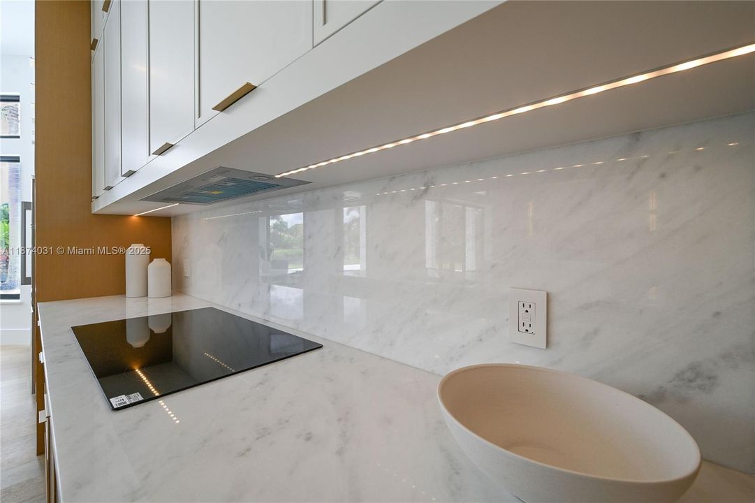 Vendido Recientemente: $1,950,000 (4 camas, 3 baños, 2643 Pies cuadrados)