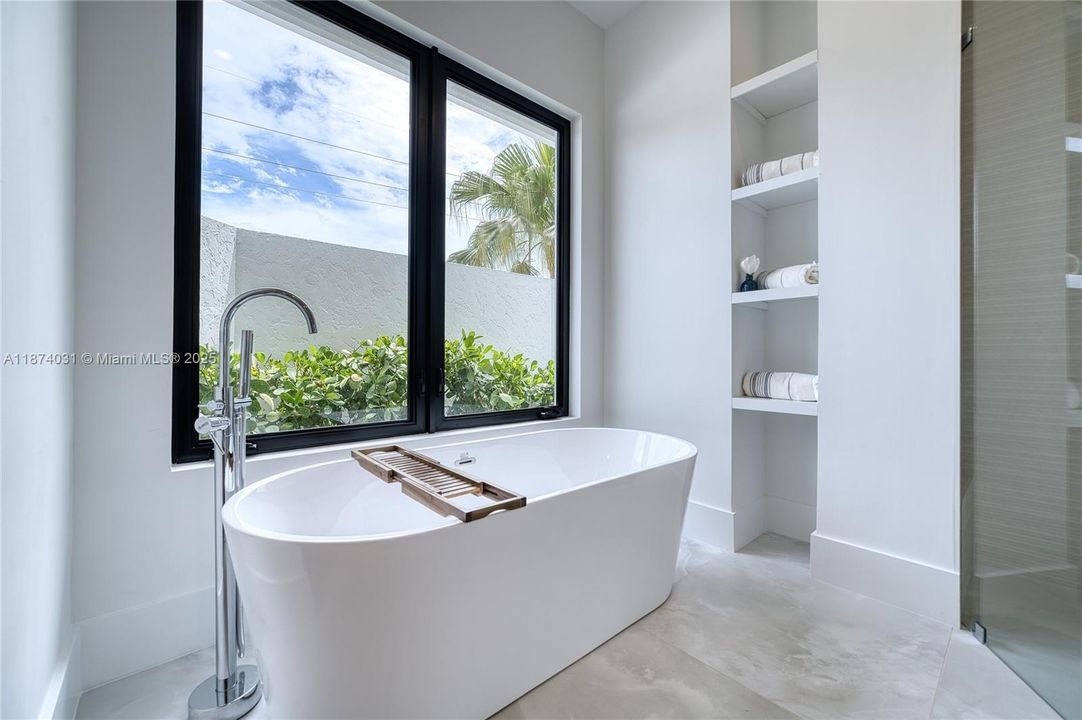 Vendido Recientemente: $1,950,000 (4 camas, 3 baños, 2643 Pies cuadrados)