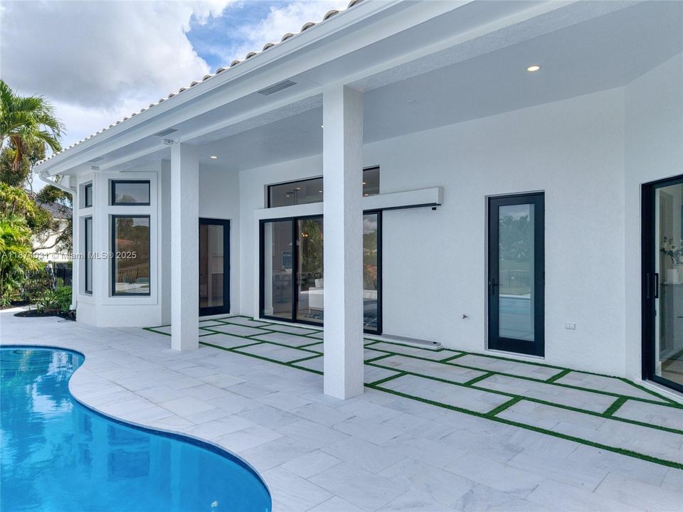 Vendido Recientemente: $1,950,000 (4 camas, 3 baños, 2643 Pies cuadrados)