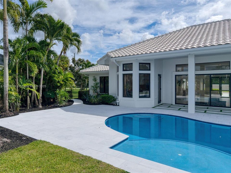 Vendido Recientemente: $1,950,000 (4 camas, 3 baños, 2643 Pies cuadrados)