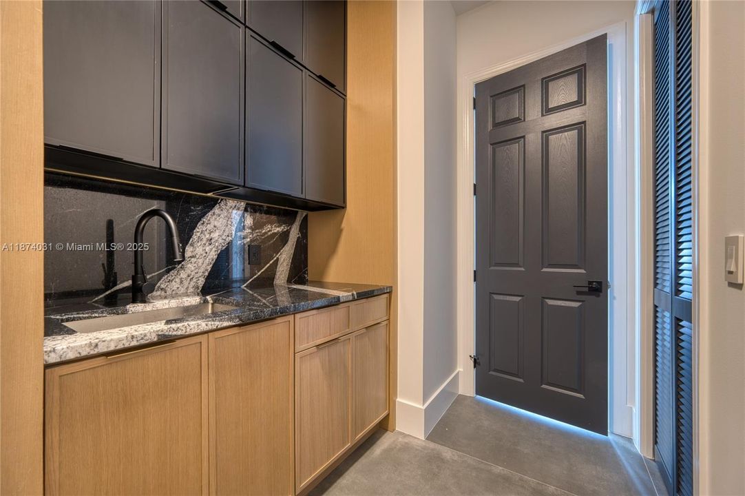 Vendido Recientemente: $1,950,000 (4 camas, 3 baños, 2643 Pies cuadrados)