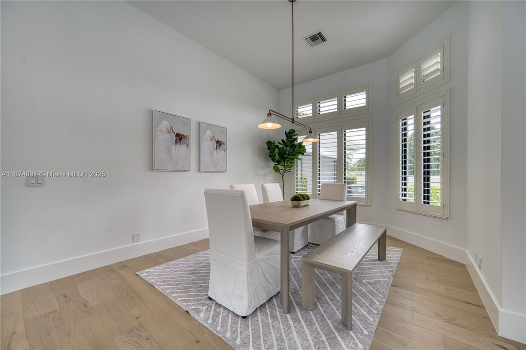 Vendido Recientemente: $1,950,000 (4 camas, 3 baños, 2643 Pies cuadrados)