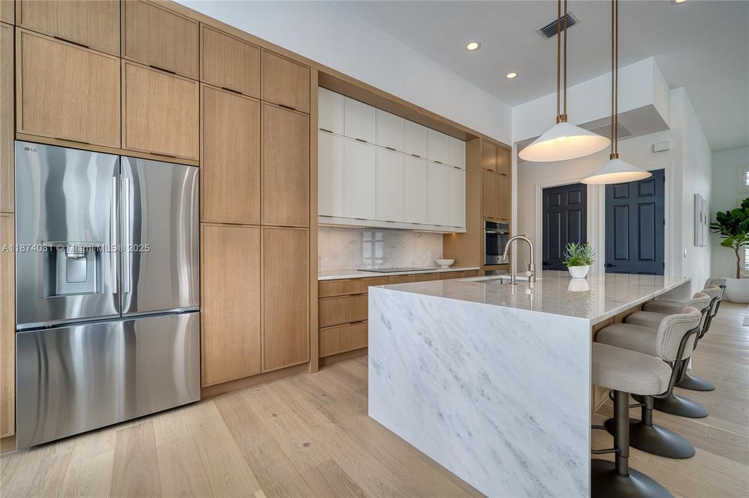 Vendido Recientemente: $1,950,000 (4 camas, 3 baños, 2643 Pies cuadrados)