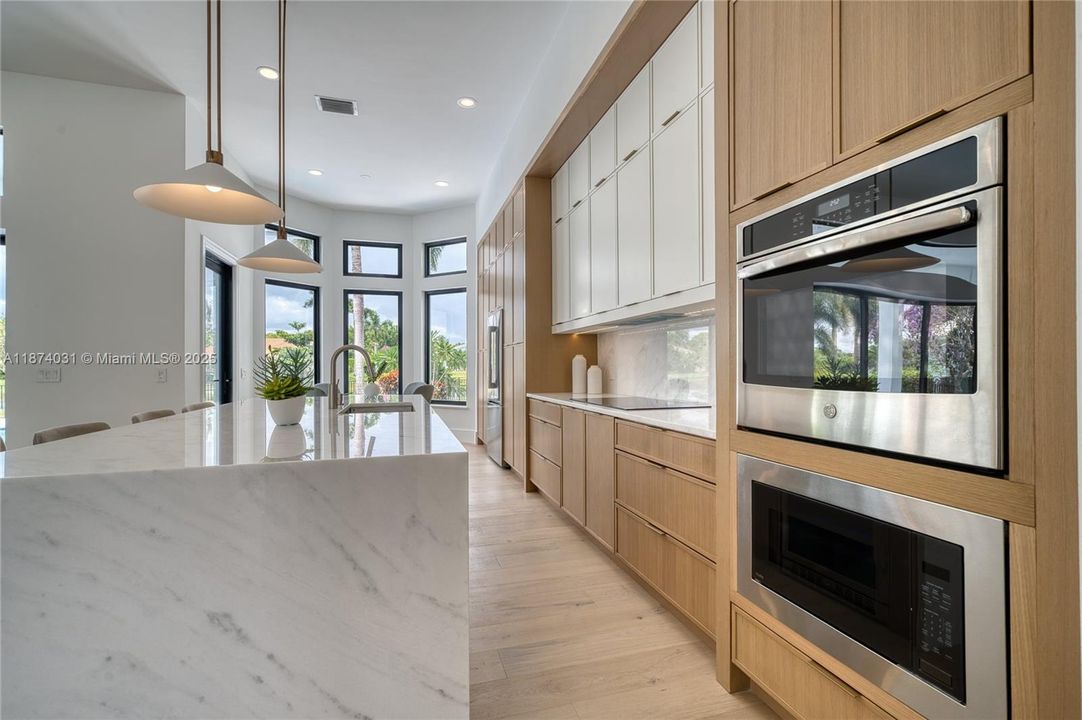 Vendido Recientemente: $1,950,000 (4 camas, 3 baños, 2643 Pies cuadrados)