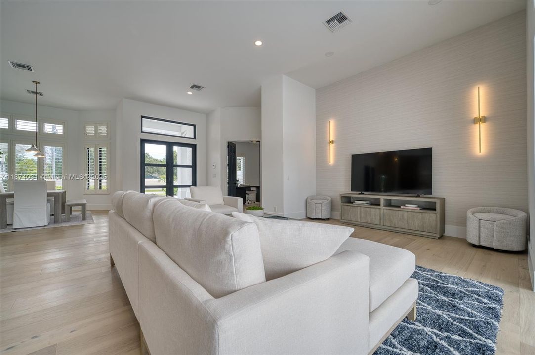 Vendido Recientemente: $1,950,000 (4 camas, 3 baños, 2643 Pies cuadrados)