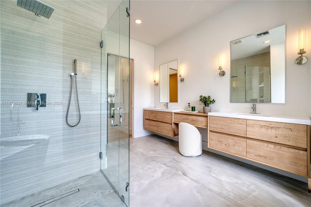 Vendido Recientemente: $1,950,000 (4 camas, 3 baños, 2643 Pies cuadrados)