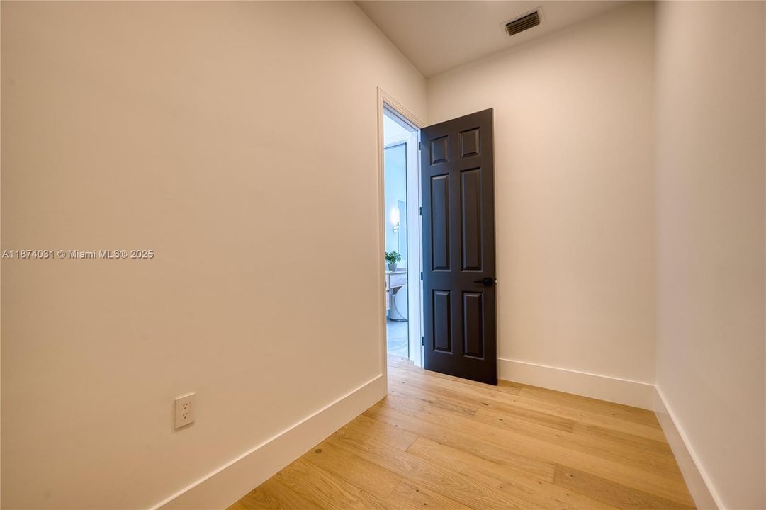 Vendido Recientemente: $1,950,000 (4 camas, 3 baños, 2643 Pies cuadrados)