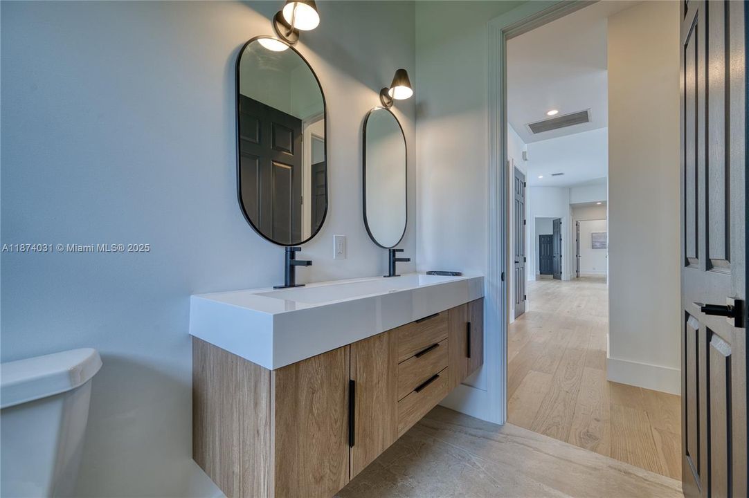 Vendido Recientemente: $1,950,000 (4 camas, 3 baños, 2643 Pies cuadrados)