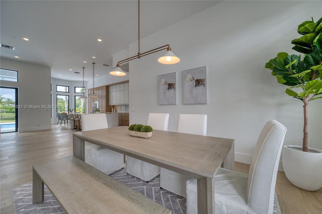 Vendido Recientemente: $1,950,000 (4 camas, 3 baños, 2643 Pies cuadrados)