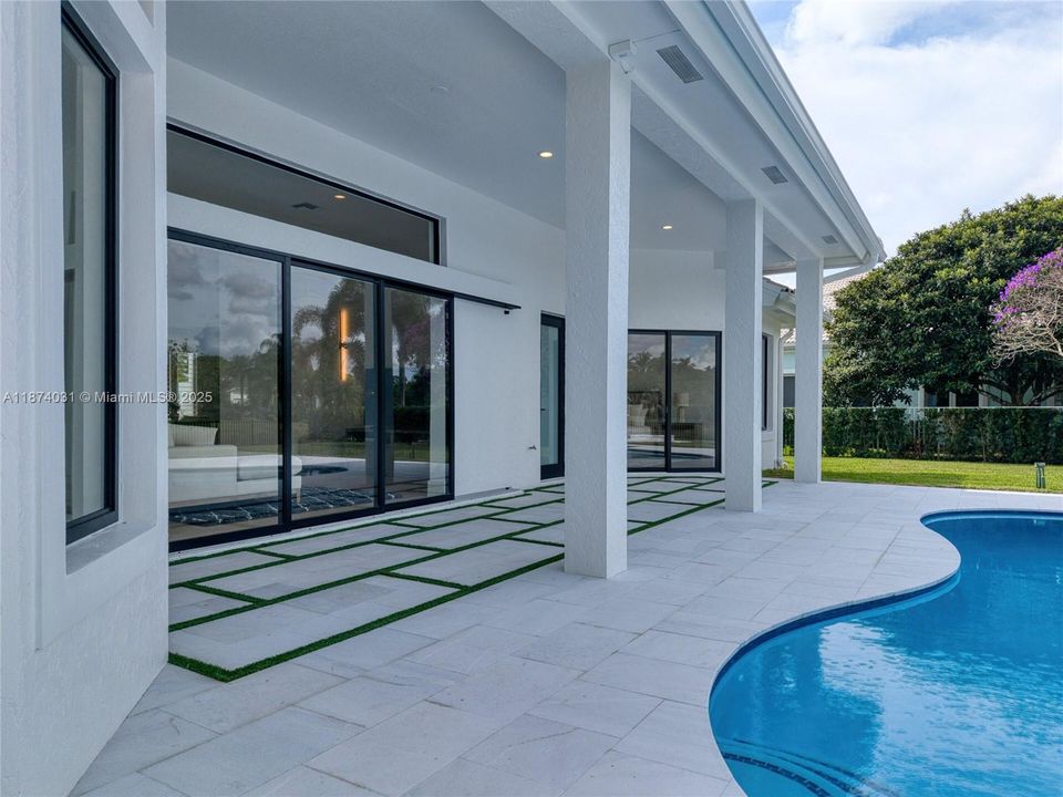 Vendido Recientemente: $1,950,000 (4 camas, 3 baños, 2643 Pies cuadrados)