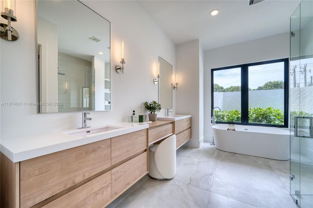 Vendido Recientemente: $1,950,000 (4 camas, 3 baños, 2643 Pies cuadrados)