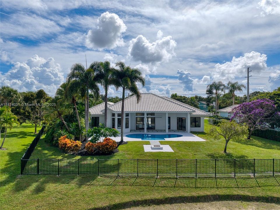 Vendido Recientemente: $1,950,000 (4 camas, 3 baños, 2643 Pies cuadrados)