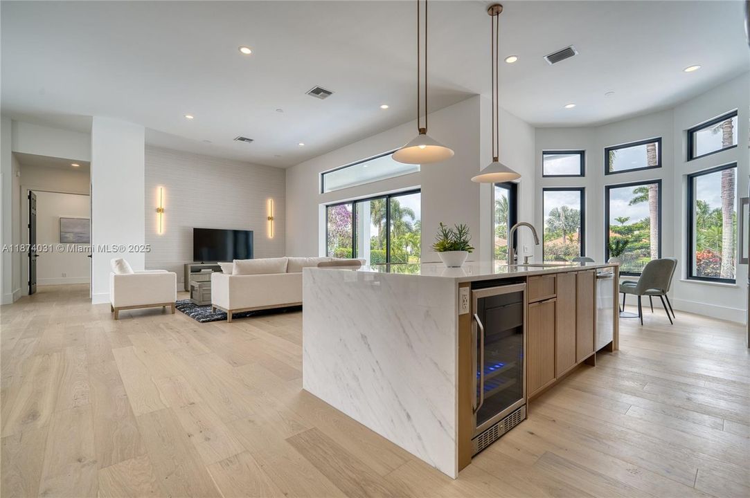 Vendido Recientemente: $1,950,000 (4 camas, 3 baños, 2643 Pies cuadrados)