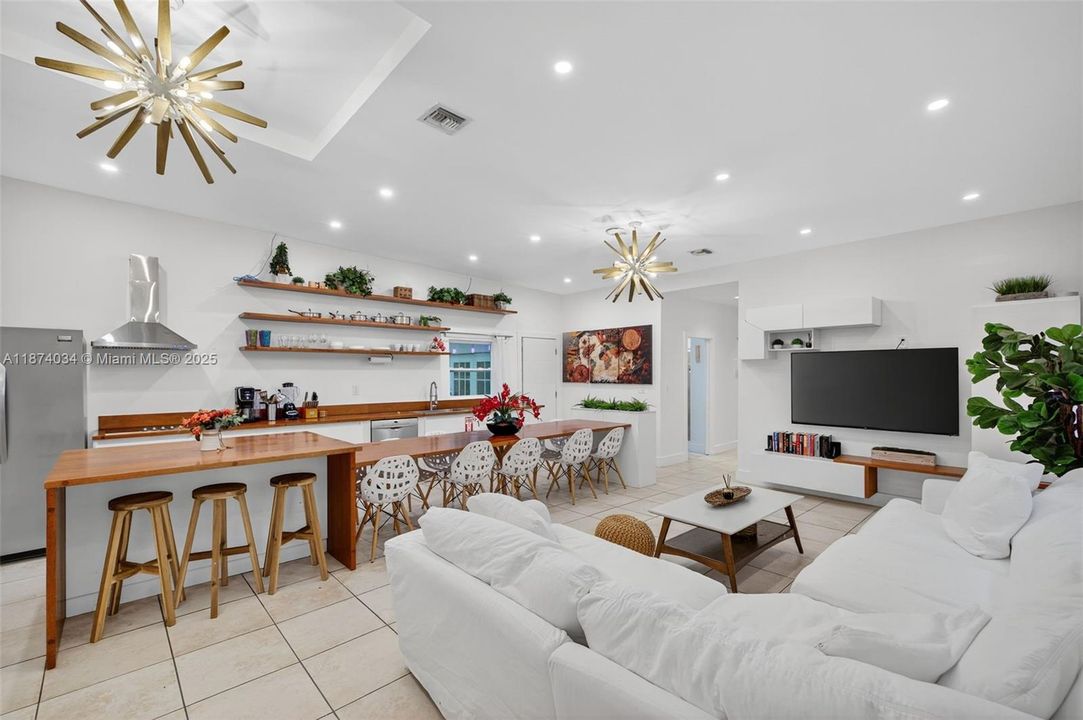 Под контрактом: $599,000 (5 спален, 3 ванн, 2120 Квадратных фут)