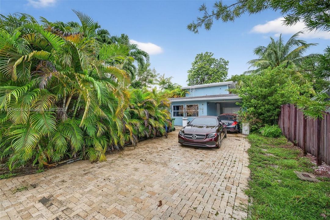 Activo con contrato: $669,000 (4 camas, 2 baños, 2608 Pies cuadrados)